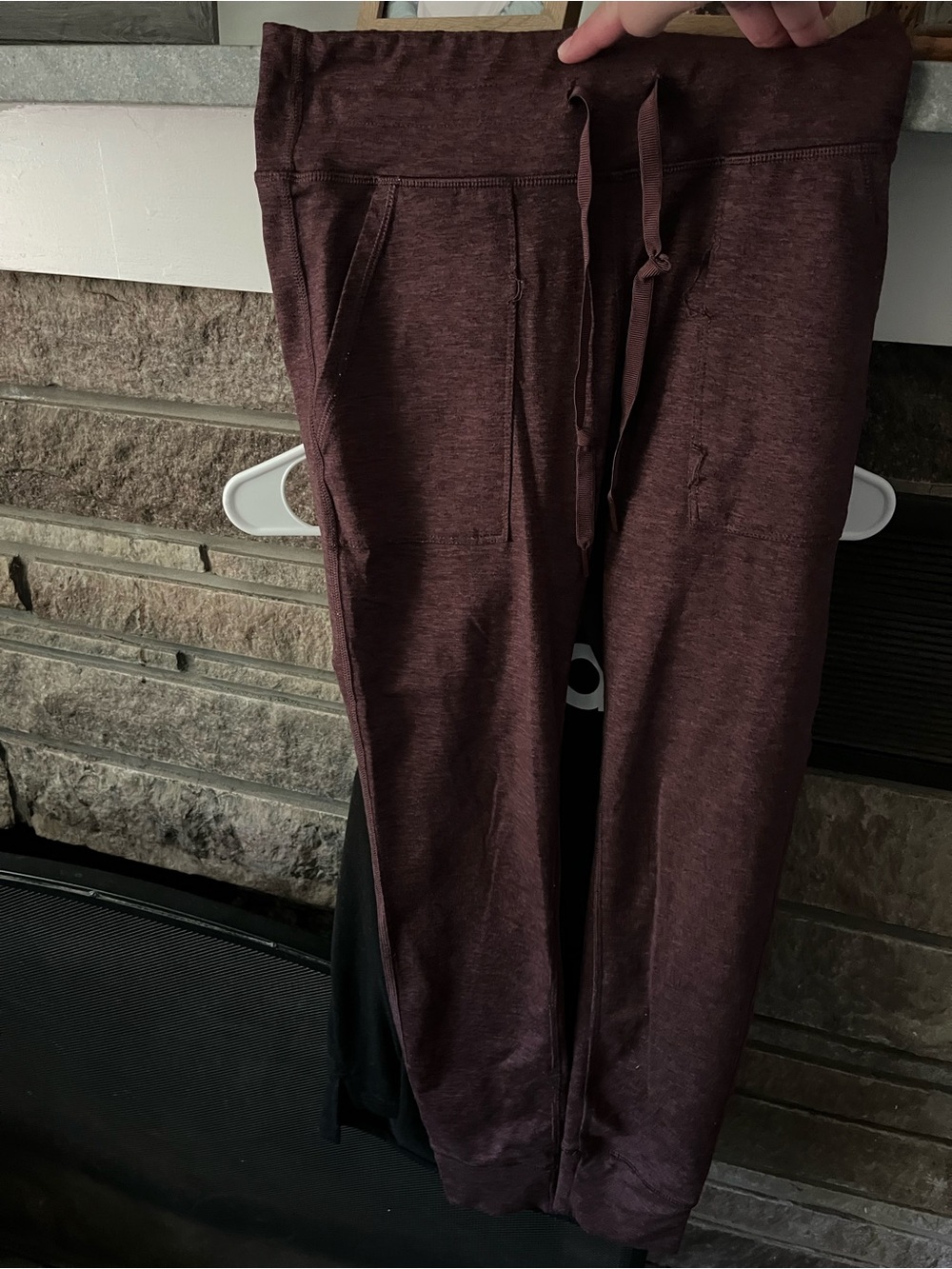 AERIE Woman's Drawstring Jogger leggings  in Dark Burgundy